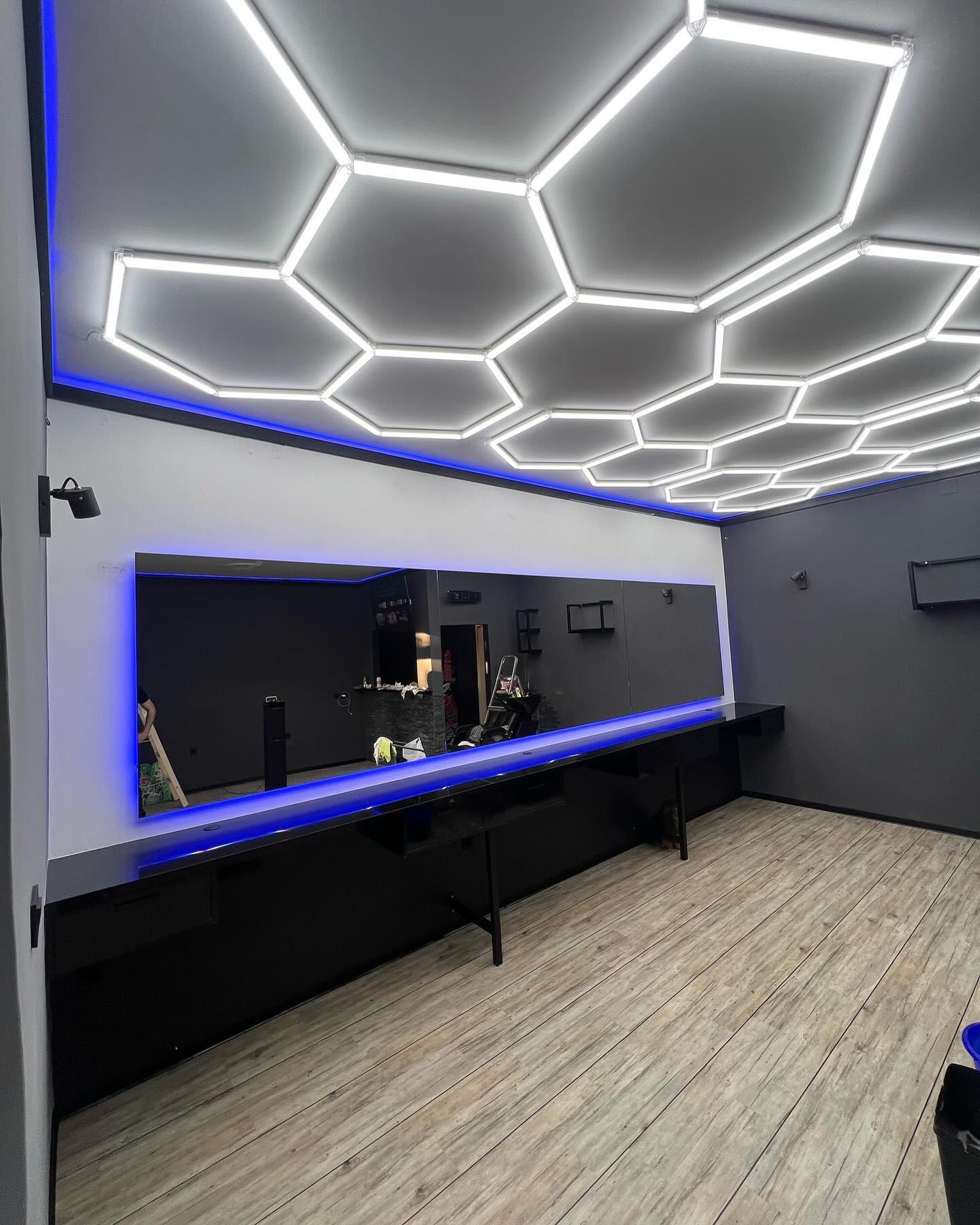 Barberry Barbershop u Poreču – heksagonalna LED stropna rasvjeta i plava LED rasvjeta oko zrcala