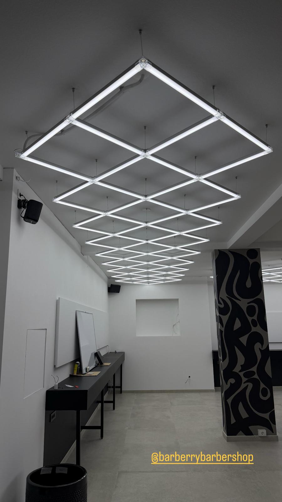 Barberry Barbershop u Poreču – heksagonalna LED stropna rasvjeta i plava LED rasvjeta oko zrcala